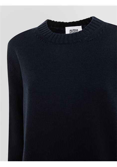 Urban crew neck in 4-thread merinos. Garment fits true to size, buy regular size. Ribbed collar, knit bottom and cuffs. Regular fit. ALPHA STUDIO |  | AU-3030C1001